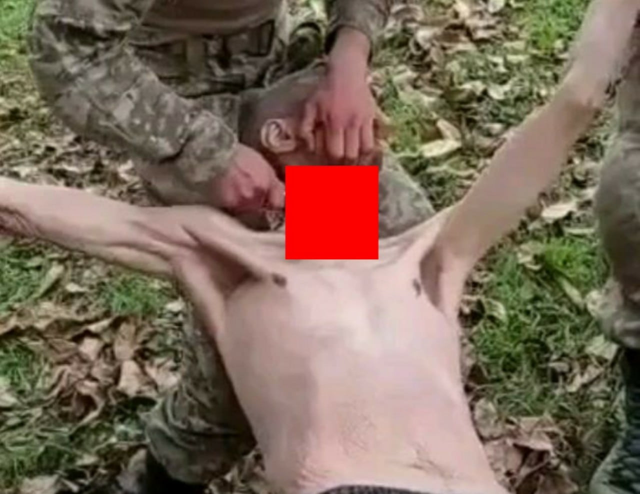 兵士が捕虜を4 5人で押さえ込んで斬首する動画 震えが止まらない グロ動画アンゴルモア